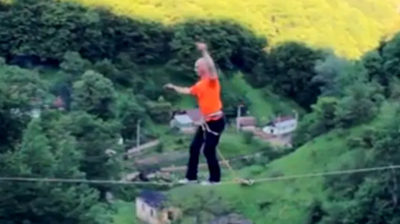 Un artist acrobat a filmat în Salina Turda pentru un documentar, mergând pe chingă la 80 metri