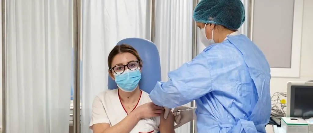 Cine este Mihaela Anghel, primul cadru medical vaccinat anti-COVID. Are 26 de ani, face zilnic naveta pentru a ajunge la “Matei Balș” și a ales să devină doctor după operația de apendicită
