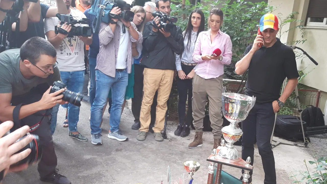 Marian Drăgulescu, PROTEST în fața MTS, după ce a fost EXCLUS din lotul pentru Glasgow. Gimnastul a adus TOATE TROFEELE câștigate de-a lungul carierei