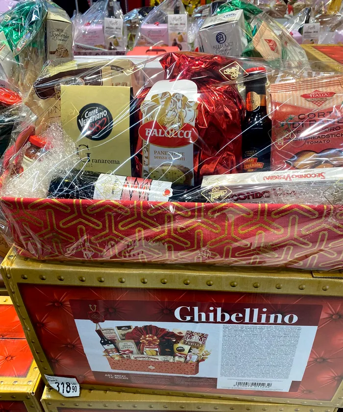Cu câți lei se vinde un coș cu cadouri de Crăciun în Carrefour și în Cora din București / Sursa foto: GÂNDUL