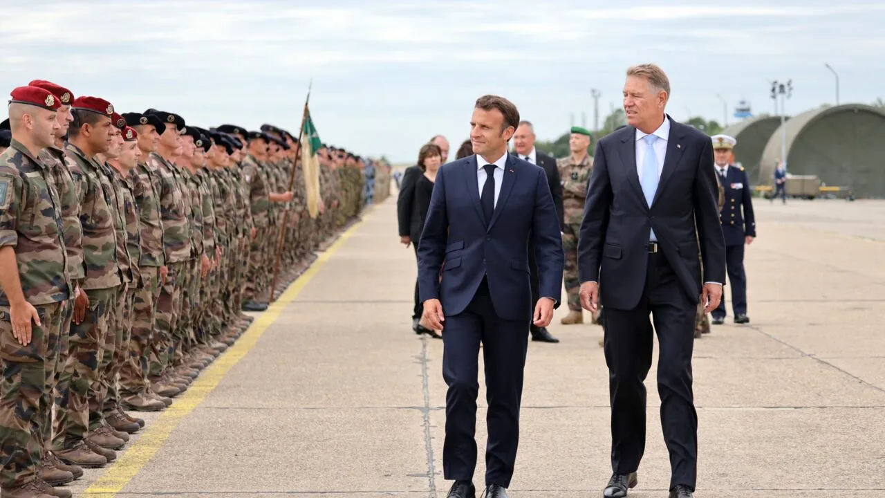 FOTO - VIDEO | Klaus Iohannis și Emmanuel Macron s-au întâlnit la Baza „Mihail Kogălniceanu” / Președintele Franței: Rusia este o putere de temut şi noi nu dorim să avem un război cu poporul rus