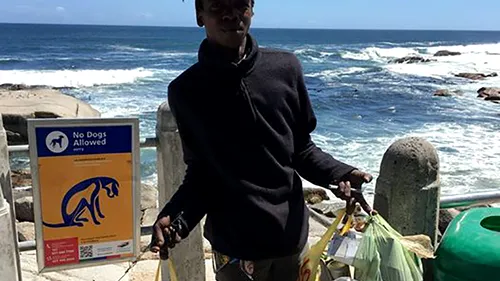 Povestea impresionantă a unui om fără adăpost: De ce face curat pe plajă
