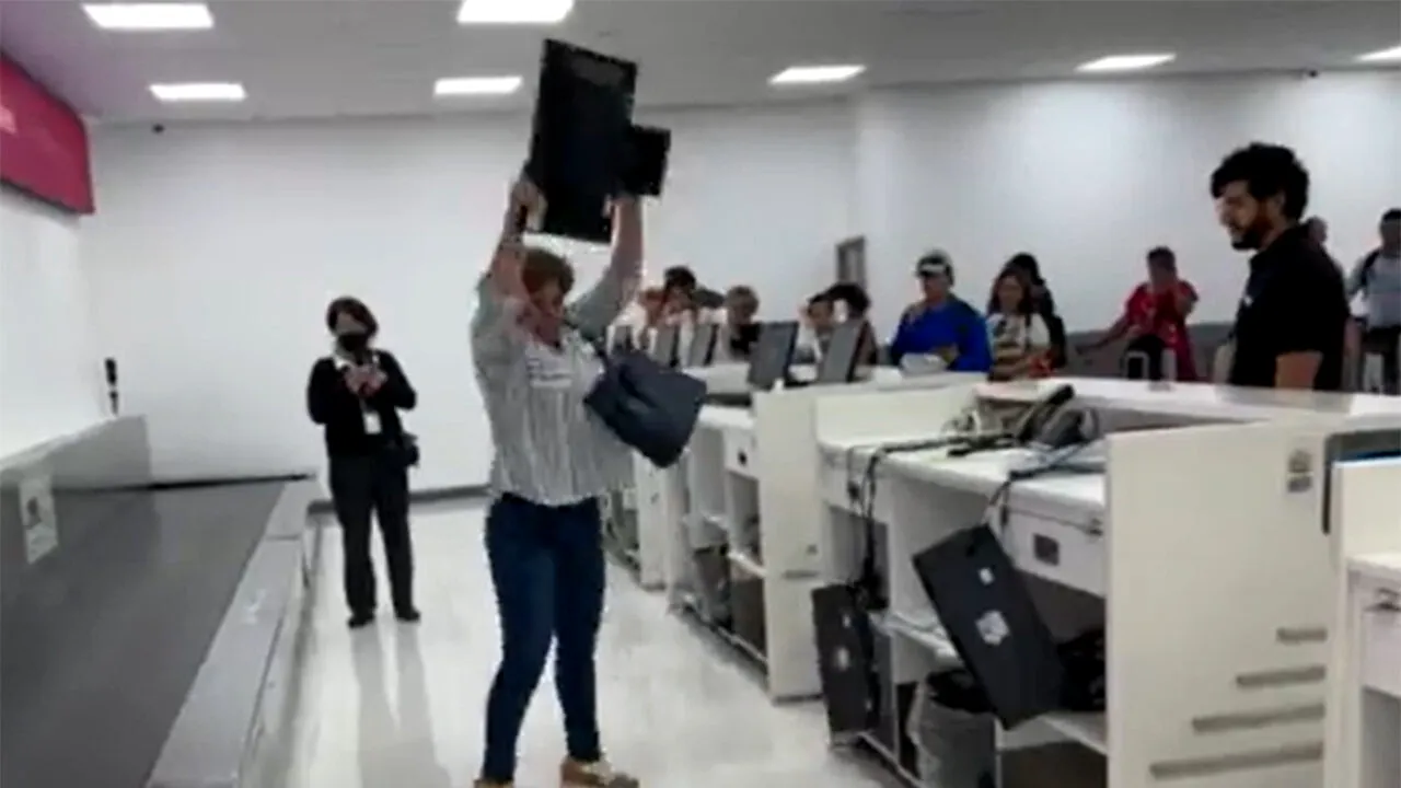 Imagini virale! Cum a reacționat această femeie, după ce i s-a interzis îmbarcarea în AVION pe motiv că rezervarea nu i-a fost procesată