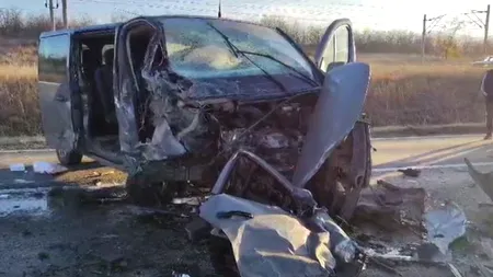FOTO-VIDEO  | Grav accident de circulație între o mașină și un microbuz, în Galați: Trei oameni au murit, opt au fost răniți / Planul roșu, activat
