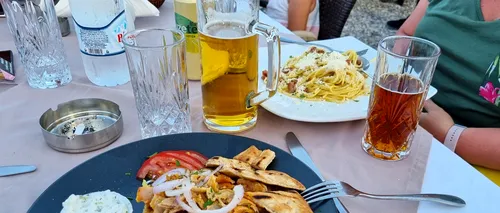 Ospitalitate grecească! Cum au fost umiliți 7 turiști români care au vrut să unească mesele într-o tavernă din Lefkada
