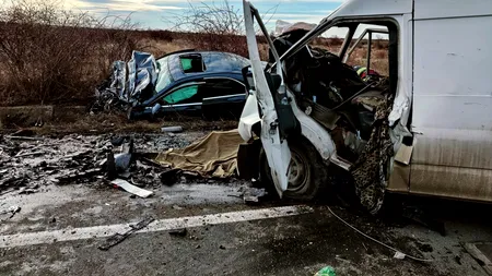 O persoană a murit și alte trei au fost rănite după impactul dintre o dubă și un autoturism, pe un drum din județul Vrancea (FOTO)
