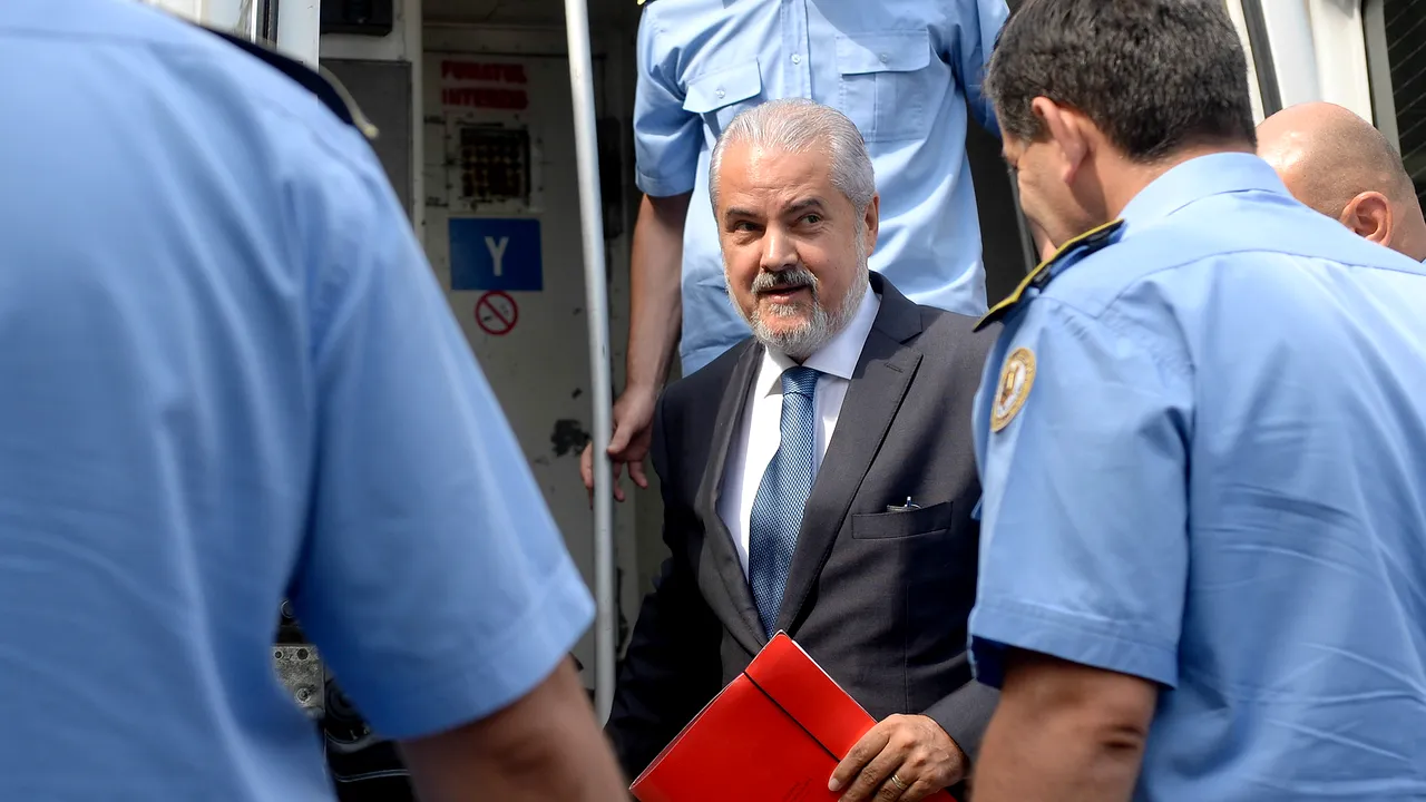 Adrian Năstase și-a lansat o carte prezentată la Clubul de la Jilava. Soția și fiii săi 
