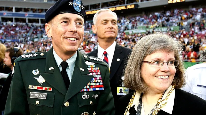 FOTO: David Petraeus, directorul demisionar al CIA, împreună cu soția. Vezi aici imagini cu el și amanta