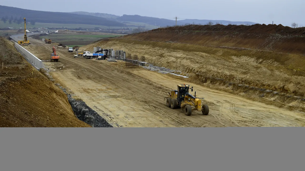 Descoperire de amploare pe șantierul Autostrăzii Transilvania. La un metru sub pământ, au dat de o comoară arheologică