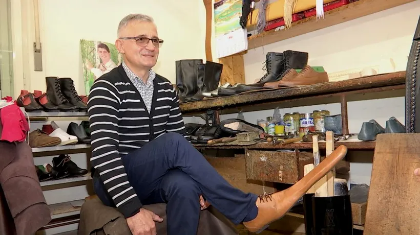 SOLUȚIE. Un meşter pantofar face pantofi de distanțare socială. Cât costă o pereche - VIDEO / FOTO