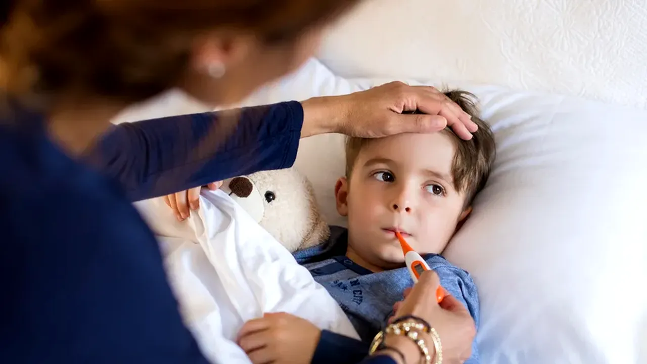 CONCEDIU medical pentru îngrijirea copilului: în ce condiții se acordă și ce s-a schimbat