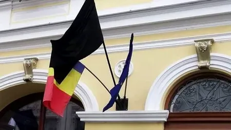 Maghiarii din Sfântu Gheorghe au arborat UN STEAG NEGRU de ziua IMNULUI, chiar lângă tricolor. Președintele executiv UDMR: A fost O COINCIDENȚĂ nefericită