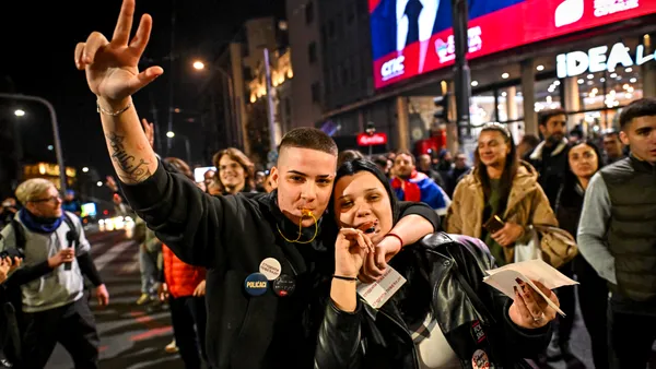Sfârșitul erei Vucic după 14 ani de dominație în Serbia. Belgradul sărbătorește în stradă: „Am impresia că trăiesc, în sfârșit, într-o țară liberă. O să cântăm o să dansăm așa cum știm noi să o facem mai bine”