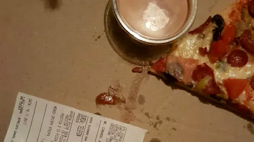Descoperirea dezgustătoare făcută de o familie de români care a comandat pizza acasă a găsit în cutie și două unghii false