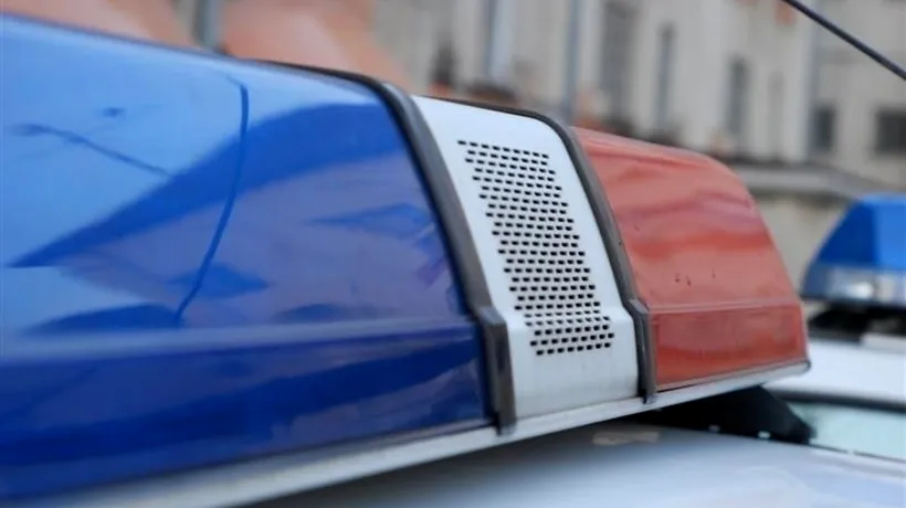Un polițist a vrut să aresteze un tânăr. S-a ales cu un cap în gură și mașina vandalizată
