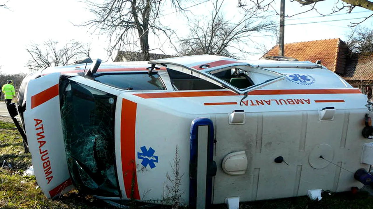 AMBULANȚĂ RĂSTURNATĂ, la Drobeta Turnu Severin. Trei persoane au fost rănite