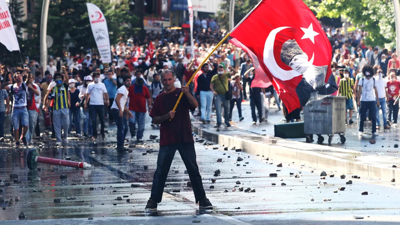 Protestatarii din parcul Gezi din Istanbul nu cedează. 