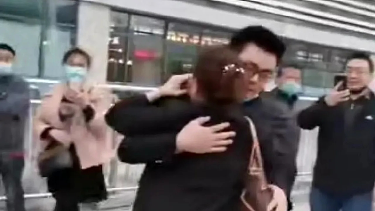 POVESTE INCREDIBILĂ. O mamă și-a îmbrățișat după 28 de ani fiul schimbat din greșeală la maternitate. Cum a aflat totul