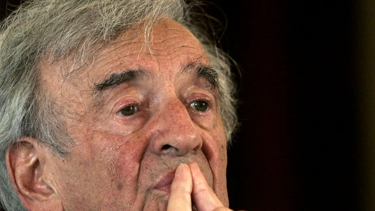 Elie Wiesel primește Medalia Prezidențială de la Shimon Peres