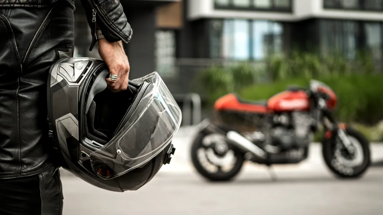 Cum arată casca unui motociclist implicat într-un accident grav pe autostradă, în SUA. „A fost târât de autobuz până când s-a oprit”
