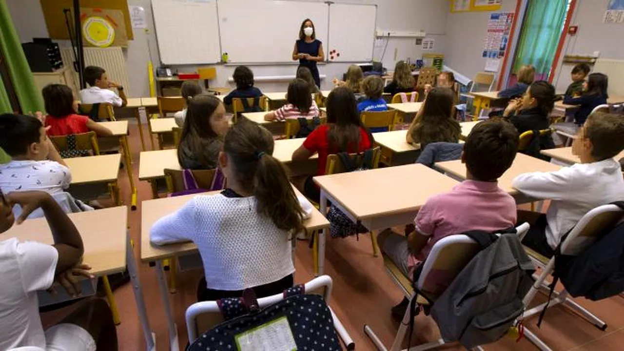 Raport OECD: Țările cu săli de curs de dimensiuni mai mici ar putea respecta mai usor noile restricții privind distanțarea socială/ În România, numărul profesorilor care încurajează elevii să folosească tehnologiile digitale s-a dublat