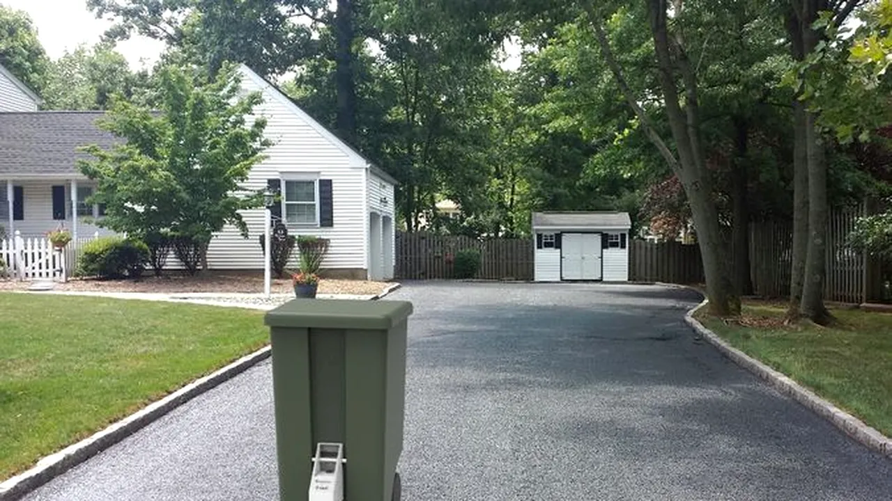 Tomberonul inteligent care iese singur în stradă și se întoarce în curte