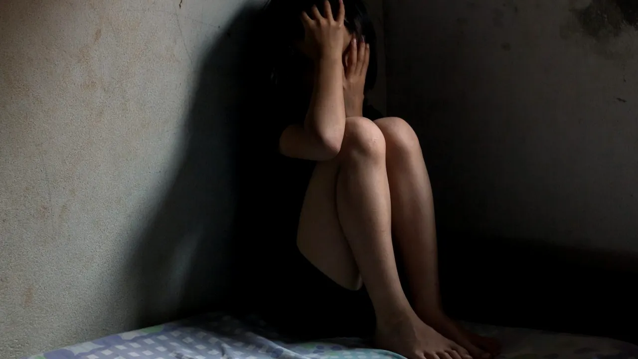 Vaslui: Fetiță violată în repetate rânduri de bunicul vitreg. Copila și-a făcut curaj să vorbească după ani întregi de chinuri