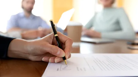 Succesiune la notar 2025: acte necesare pentru deschiderea procedurii succesorale. Cine nu are voie să fie martor