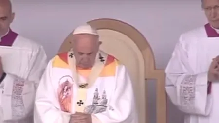 Veșmântul purtat de Papa Francisc la Șumuleu-Ciuc a fost creat de o româncă și este plin de simboluri