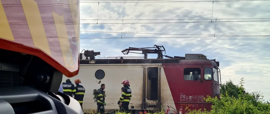 FOTO | Momente de panică, după ce locomotiva unui tren a luat foc. CFR anunță posibile întârzieri în circulația altor trenuri