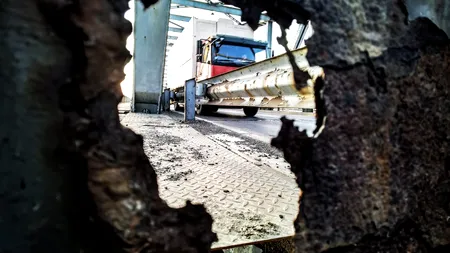 Reabilitarea podului care traversează Oltul la Slatina, „blocată” în proceduri birocratice. Între timp, construcția din 1881 se degradează pe zi ce trece