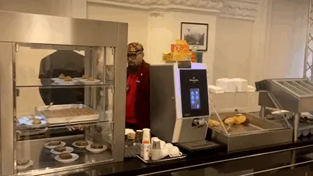 Piedone a luat prânzul la restaurantul Parlamentului, pe care l-a închis când era șef la ANPC. „Am observat că gramajul este în plus”