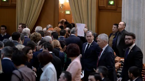 VIDEO. Un deputat USR a fost îmbrâncit și înjurat de parlamentarii PSD. Fiica lui Mircea Cosma, enervată că e filmată
