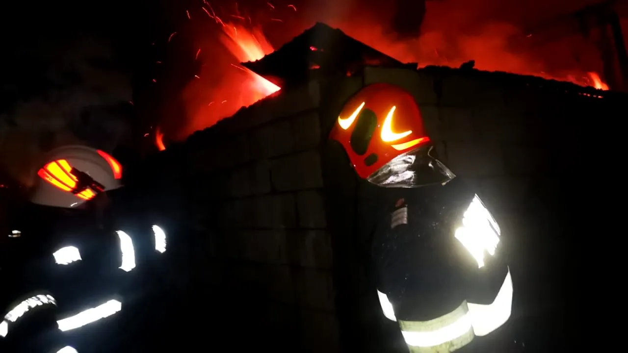 Caz șocant în Republica Moldova: Doi copii și-au blocat tatăl invalid în casă și au incendiat locuința
