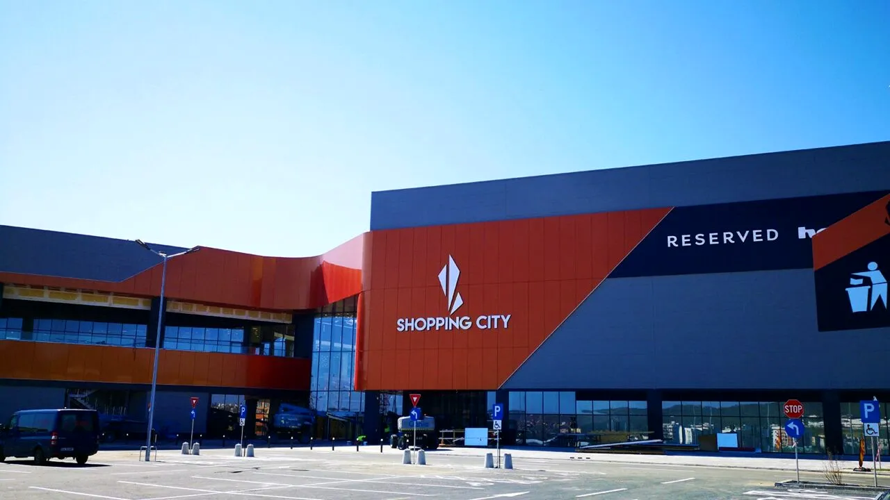 Protecția Consumatorilor a închis cel mai mare MALL din oraș din cauza gândacilor! Inspectorii, SPERIAȚI de ce au descoperit în control