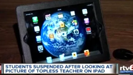 O profesoară din SUA le-a trimis elevilor poze cu ea dezbrăcată. Copiii riscă exmatricularea pentru că s-au uitat