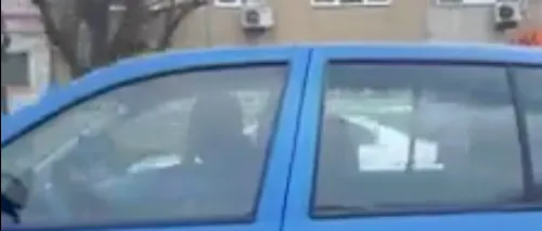 VIDEO cu bărbatul din Constanța pe care îl caută poliția pentru că a condus o mașină de școală, din dreapta, fără șofer