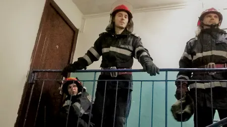 Copil găsit singur în casă, în pericol să cadă de la etajul 4, luat de la tatăl care trebuia să aibă grijă de el și dus într-un centru al Protecției Copilului. VIDEO