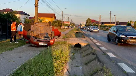 FOTO | Mașină răsturnată, impact frontal evitat în ultima clipă, la Bascov