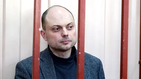 Istoricul Vladimir Kara-Murza, judecat pentru ”TRĂDARE” la Moscova, riscă 25 de ani de închisoare: ”Chiar și stând în această cușcă îmi iubesc țara”