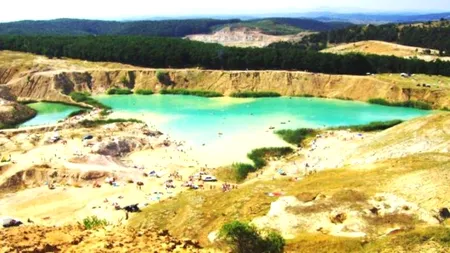 Maldivele din România. Lacul pe care puțini îl știu, cu apa turcoaz ca smaraldul