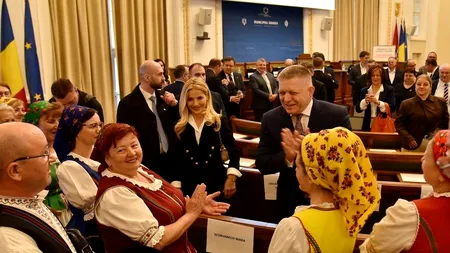 Premierul Slovaciei, moment neașteptat la Oradea: a cântat cu localnicii și a primit pălincă de prune. Ce amintiri din copilărie a depănat Bolojan