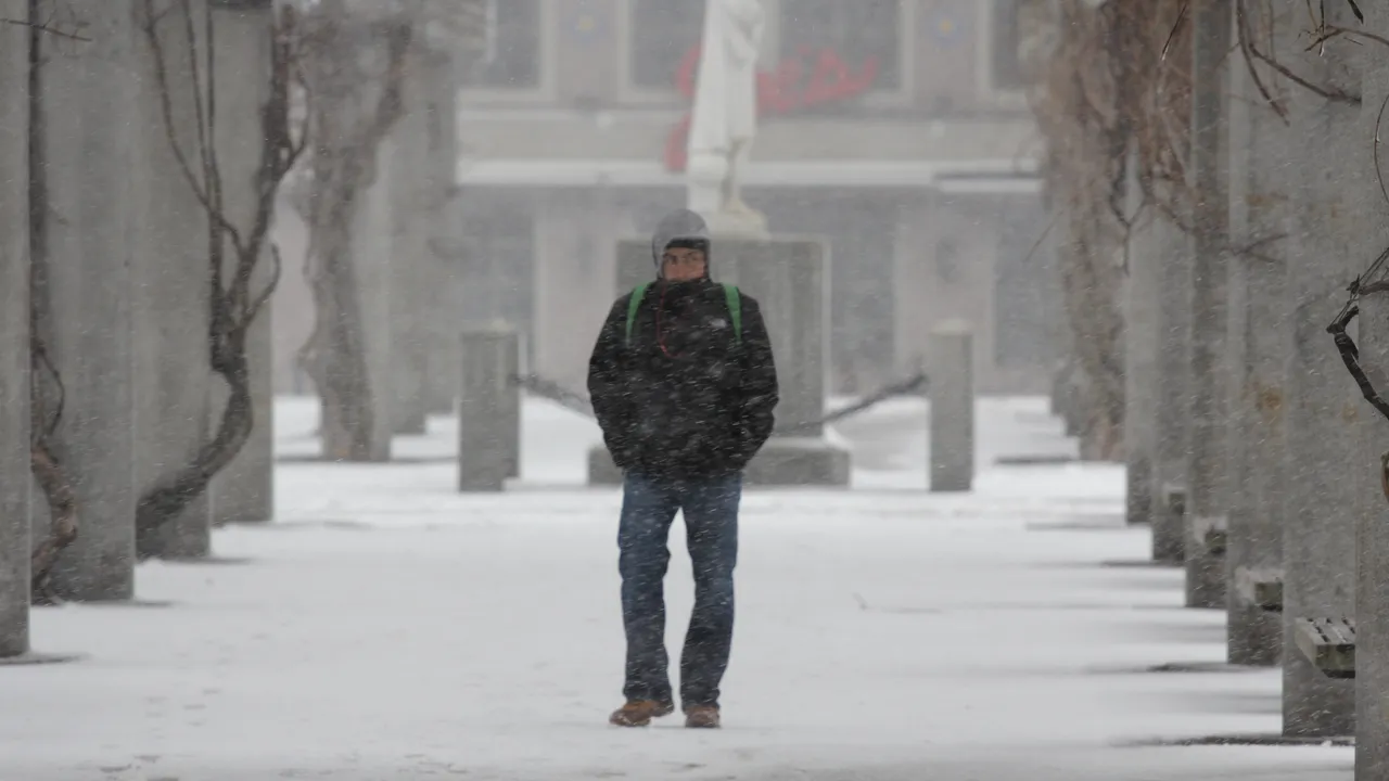 Cel puțin 10 morți și mii de zboruri anulate în SUA din cauza zăpezii. Stare de urgență, decretată în zece state