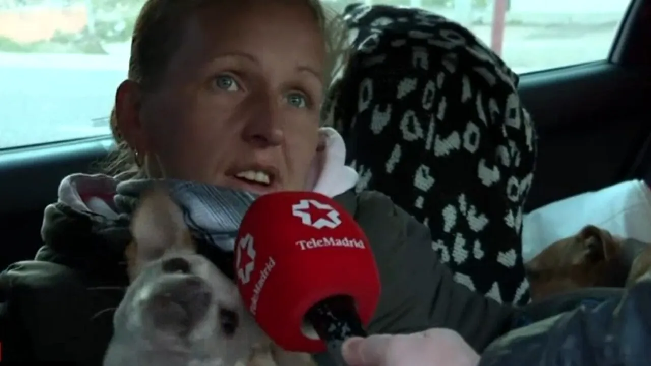 DRAMA unei românce din Spania. Rămasă fără loc de muncă, și-a pierdut casa și acum locuiește într-o mașină, împreună cu doi cățeluși