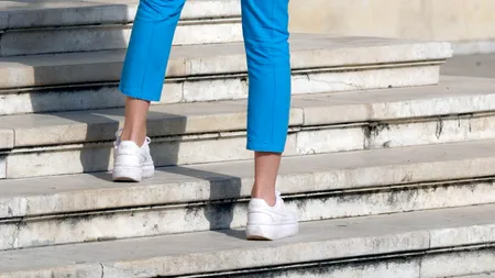 Simptomul demenței ce poate fi observat atunci când urci scările. Când ar trebui să-ți faci griji