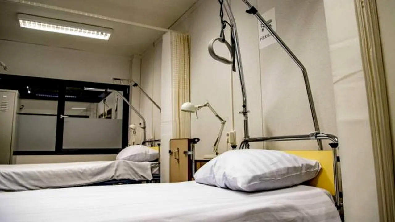 Un bărbat a fost declarat decedat din cauza Covid-19 de cadrele medicale. Reprezentantul firmei de pompe funebre spune că l-a ridicat pe bărbat din baie