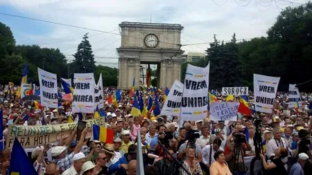 Mii de oameni cer la Chișinău unirea cu România: 