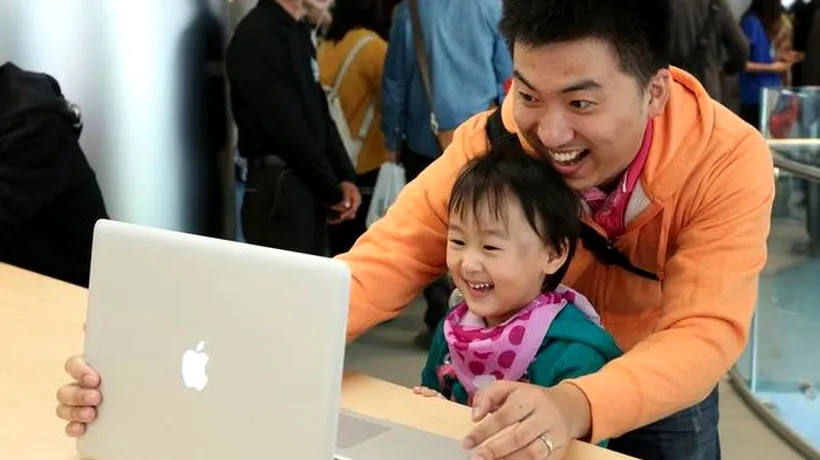Motivul pentru care Apple le cere angajaților din magazine să încline ecranele laptopurilor la 76 de grade