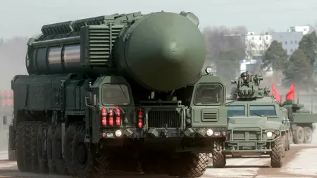 FOTO | Rachetă nucleară intercontinentală, etalată de Rusia la repetițiile pentru parada organizată de „Ziua Victoriei”. Poate trimite zece focoase nucleare către ținte din Europa sau SUA simultan
