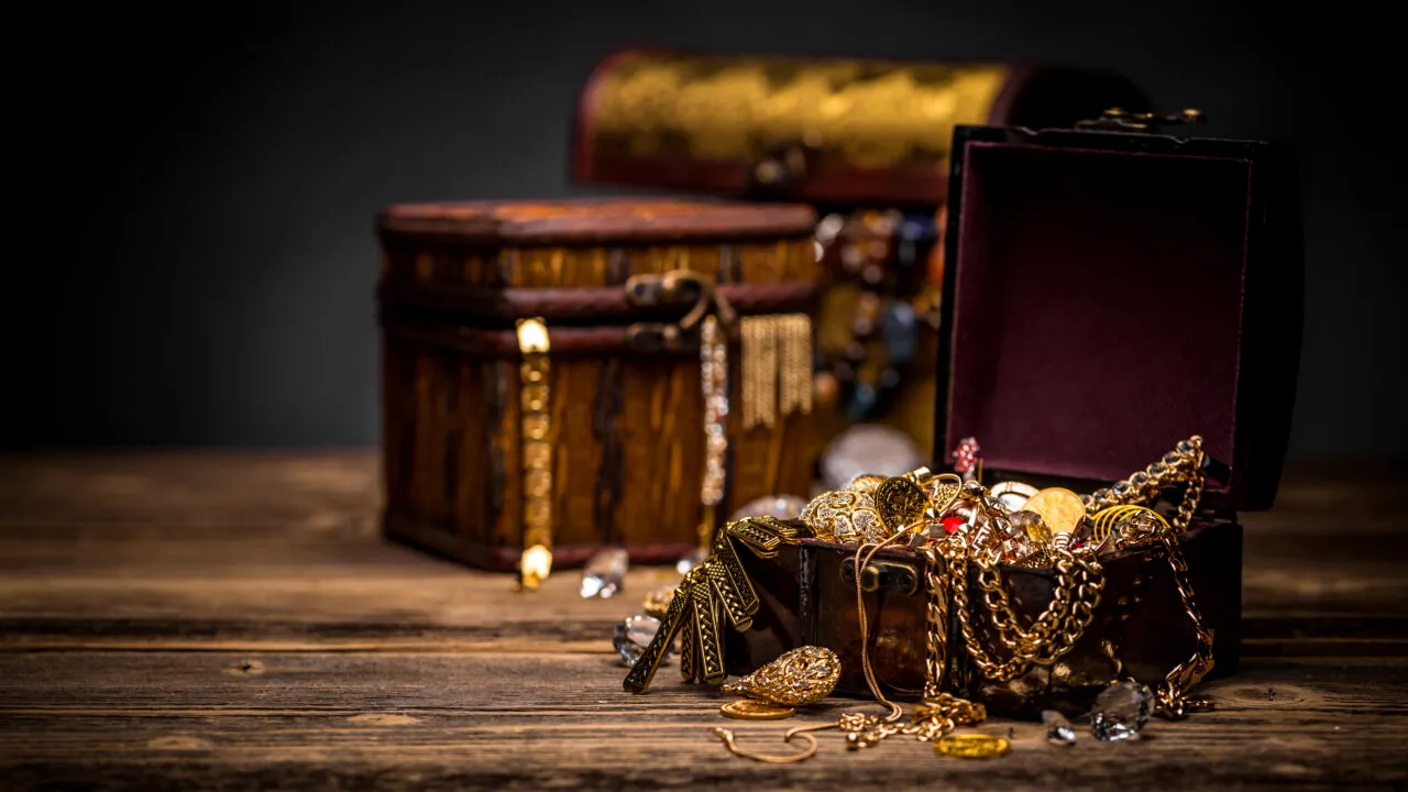 Ce a putut să descopere un bărbat, după ce a cumpărat un inel vechi cu 18 euro dintr-un second hand. A crezut că este o glumă!